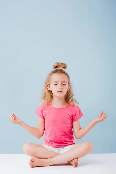 Kleine Mädchen Sitzen Yoga Haltung Isoliert Auf Blauem Hintergrund Kopierraum — Stockfoto