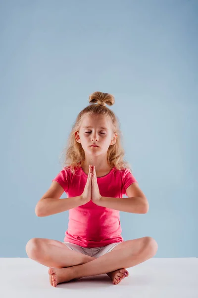 Kleines Mädchen Yoga Pose Isoliert Auf Blauem Hintergrund Kopierraum Studio — Stockfoto