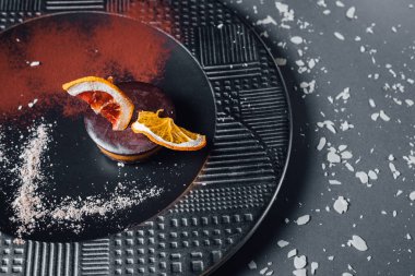 - Pasta. Çiğ vejetaryen tatlı, kurutulmuş meyve, fındık ve kremalı kaju ezmesi, hindistan cevizi yağı, bal, keçiboynuzu. Plakada, siyah arkaplanda izole edilmiş, yakın plan.