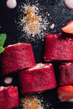 Tofu peynirli kırmızı gözleme. pankekler pancar suyu, buğday unu, sebze sütü içerir, mavi arka planda izole edilmiş, yakın plan, üst görünüm