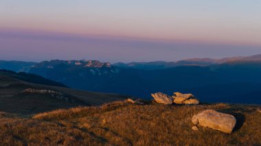 Bucegi, harika turuncu ışıklarla yaz gündoğumu.