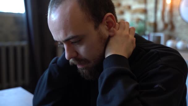 Nahaufnahme trauriger und deprimierter kaukasischer Mann im Dunkeln, — Stockvideo