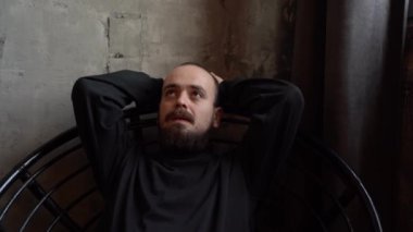 Yalnız, sakallı, depresyondaki genç adam.