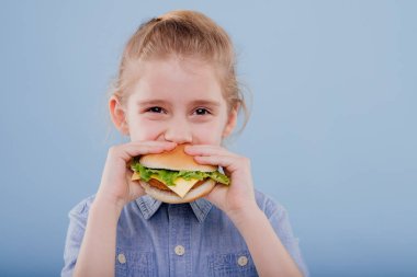 Yaklaş, çocuk sandviç yesin. profil görünümü,