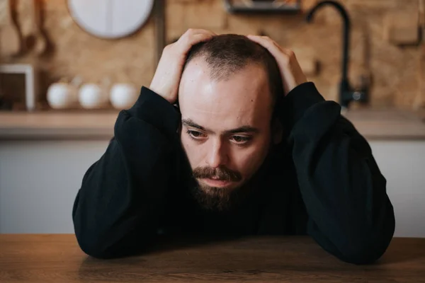 Одинокий бородатый мужчина, грустный в депрессии , — стоковое фото