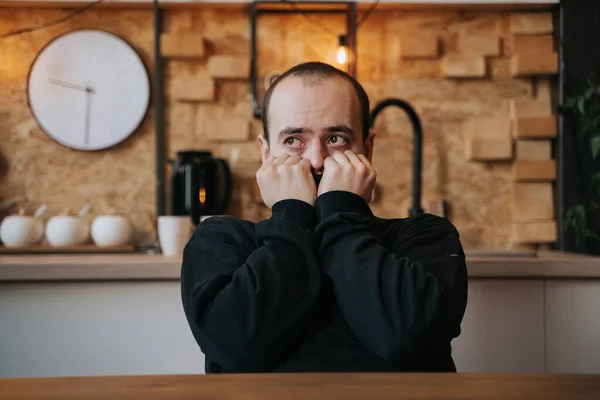 Alleen jongeman met baard, verdrietig in depressie. — Stockfoto