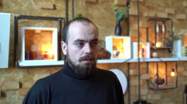 Üzgün, yalnız genç bir adam..