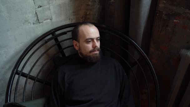 Портрет грустный и депрессивный кавказский бородач — стоковое видео