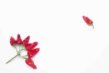 Tasarım için kırmızı ve acı biber, yaratıcı yemek. beyaz