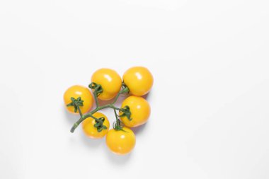 Beyaz izole arkaplanda yaratıcı sarı domatesler