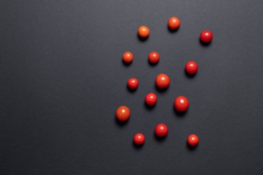 Domatesin yaratıcısı, yaratıcı yemek. Siyah arkaplan