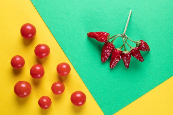 Criativa de tomates coloridos e pimenta quente, alimentos criativos . — Fotografia de Stock