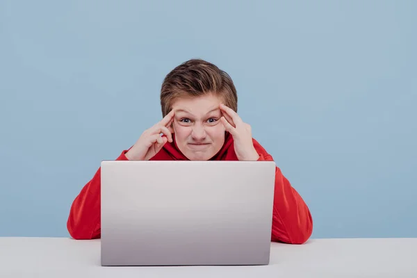 Раздраженный мальчик-подросток нервничает во время компьютерной игры . — стоковое фото