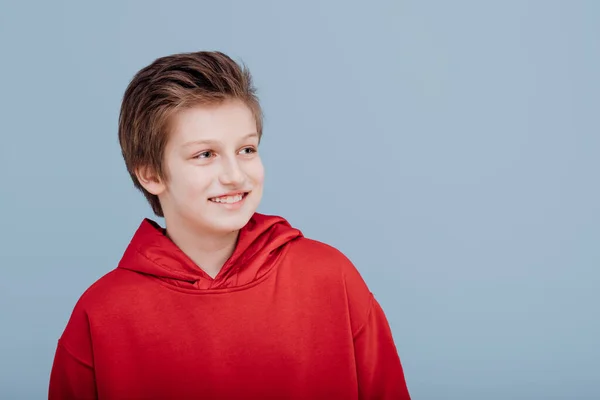 Sourire enfant garçon en rouge sweat-shirt espace de copie — Photo
