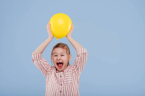 Menina feliz criança segura o balão amarelo . — Fotografia de Stock