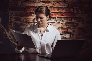 Ciddi meşgul kadın kitap sözleşmesi, tuğla duvar