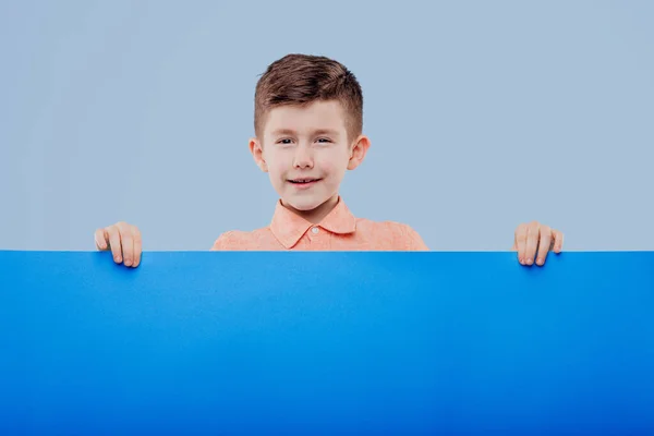 Szczęśliwy uśmiech piękne dziecko pokazując puste signboard — Zdjęcie stockowe