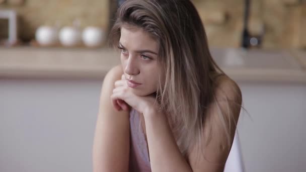 Een vrouw met een slecht humeur. triest en wanhopig jong meisje, — Stockvideo