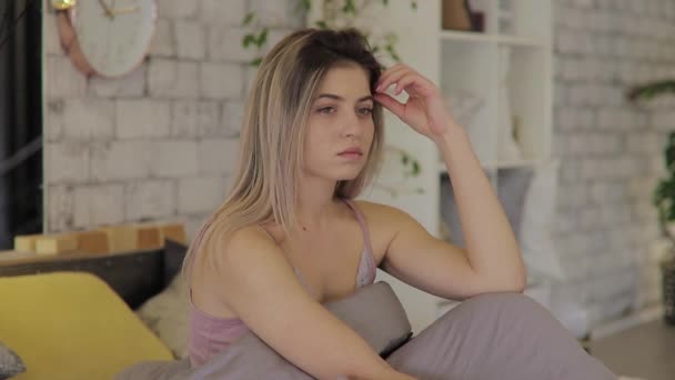 Triste inquiet jeune femme visage attrayant — Video