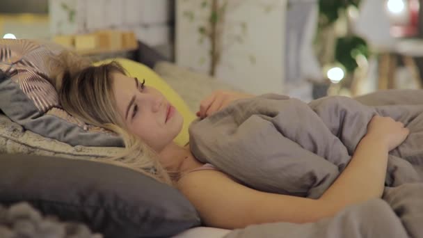 Ung kvinna ledsen med stark huvudvärk vaknar på morgonen. — Stockvideo