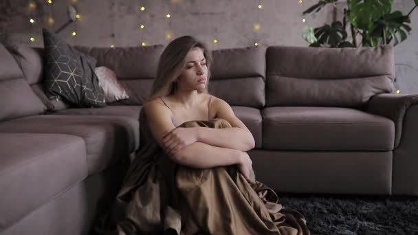 Молодая девушка в депрессии, грустно и отчаянно — стоковое видео