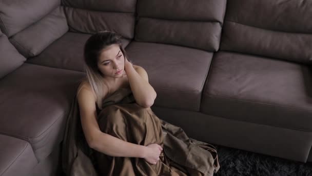 Молодая и одинокая девушка в депрессии, грустная и отчаянная — стоковое видео