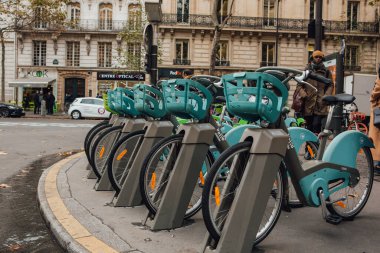 Paris, Fransa 11 Kasım 2019 Sokakta bisiklet,