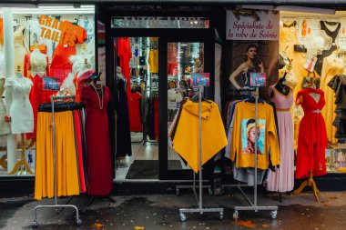 Paris, Fransa 11 Kasım 2019, elbiseli mankenler.