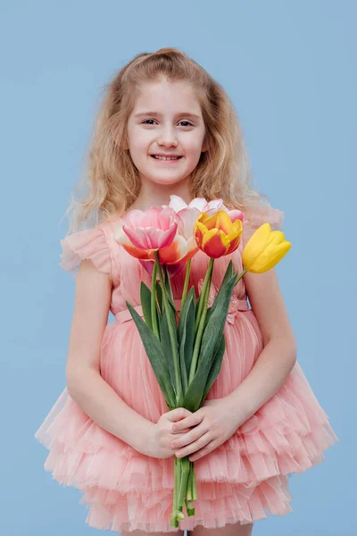 Portrait de petite fille en robe rose avec des fleurs de printemps — Photo