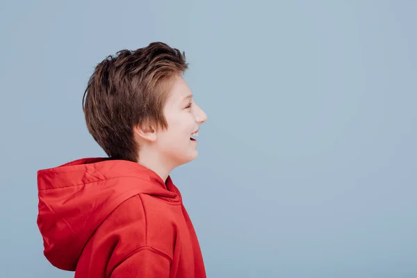 Вид профілю, усміхнений хлопчик в червоному светрі — стокове фото