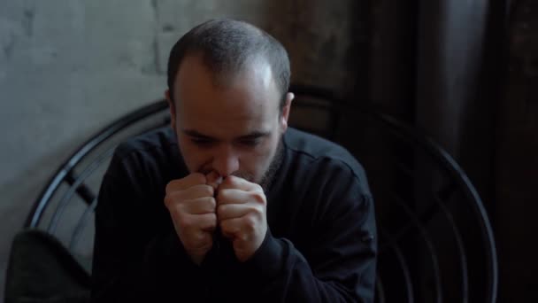 Stresovaný a smutný kavkazský vousatý muž, — Stock video
