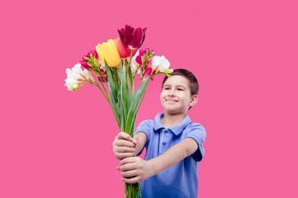 Heureux petit garçon enfant avec un bouquet de fleurs de tulipes — Photo
