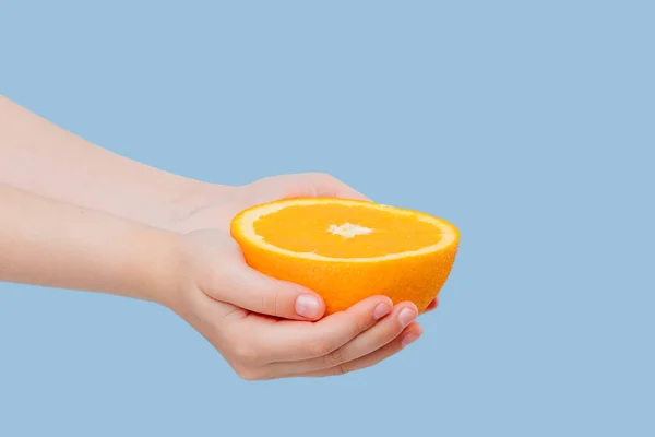 Medio naranja en las manos de la chica —  Fotos de Stock
