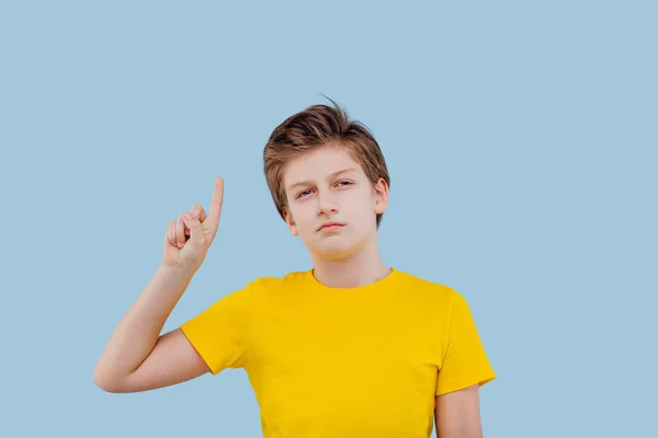 Eureka, garçon songeur ayant une idée, en t-shirt jaune — Photo