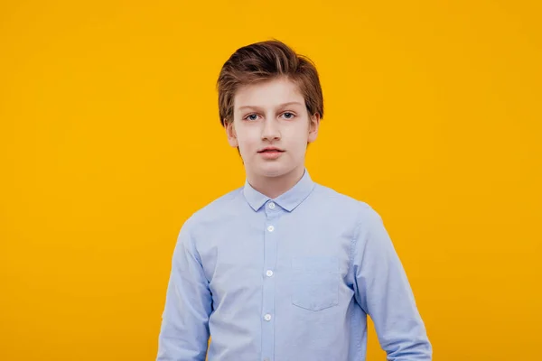 Preteen nice boy . looks at the camera. — Stock Photo, Image