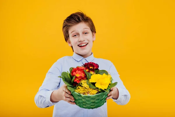 Niño feliz con cesta de flores en la mano —  Fotos de Stock