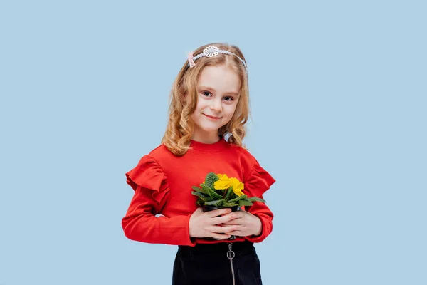Boldog kislány tavaszi virággal a kezében, — Stock Fotó