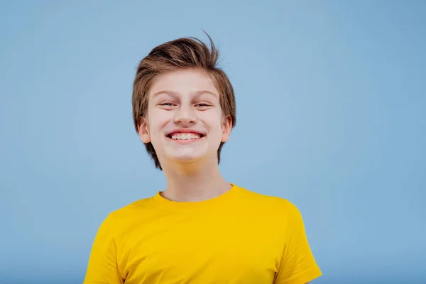 Jongen kijkt naar camera en glimlacht prachtig — Stockfoto