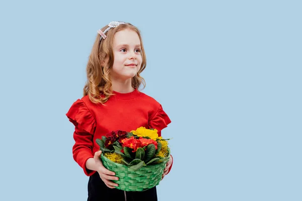 一个快乐的小女孩手里拿着一篮花 — 图库照片