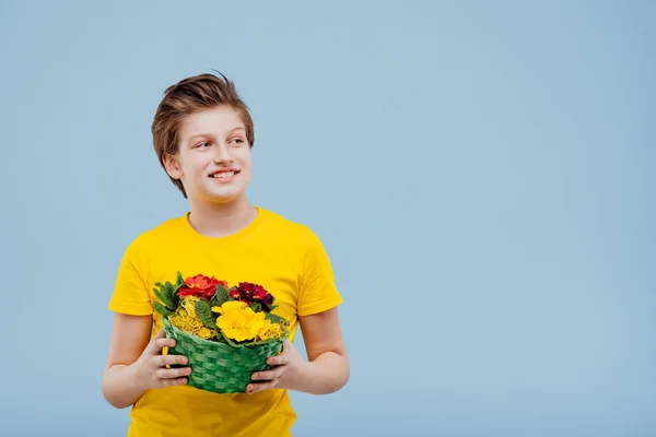 Enfant garçon souriant avec panier de fleurs dans sa main , — Photo
