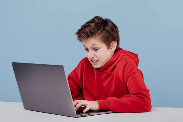 Раздражённый подросток, использующий ноутбук в студии — стоковое фото