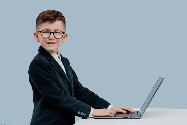Side view of happy boy in suit and glasses — Stok fotoğraf
