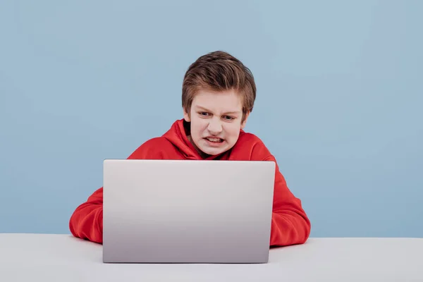 Annoyed pré-adolescente menino ficando nervoso durante o jogo de computador — Fotografia de Stock
