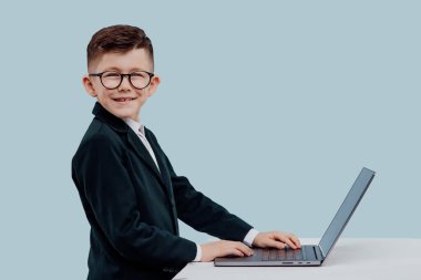 Laptop mavisi arka plan kullanan neşeli bir yemlik.