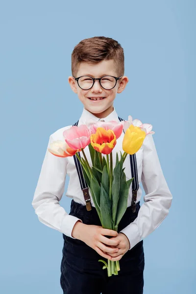 快乐的男孩，蓝色背景的花束 — 图库照片