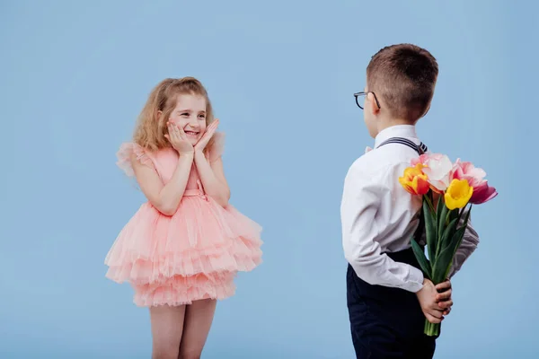 Garçon faisant surprise pour fille fond bleu — Photo