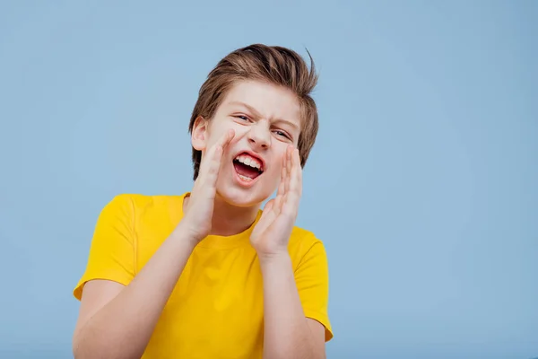 Énervant preteen garçon regarde caméra et crier — Photo