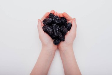 Yaklaş, kurutulmuş eriği tutan çocuk.