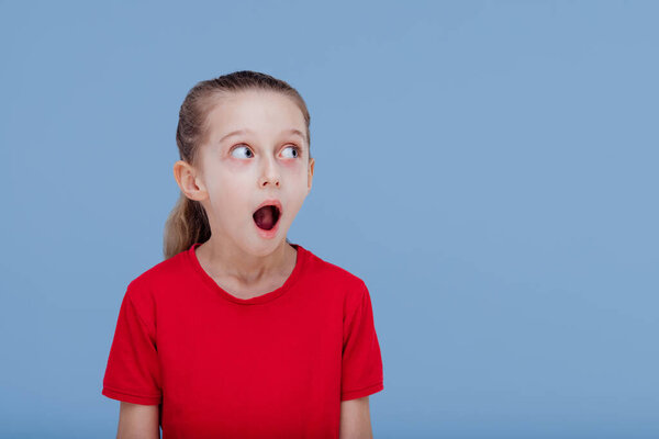 Удивительная маленькая девочка смотрит в сторону
