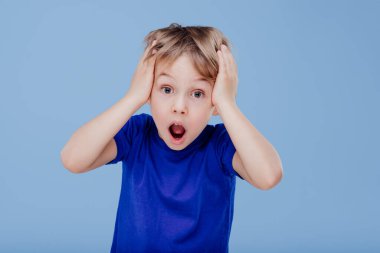 Mavi gömlekli komik küçük çocuk